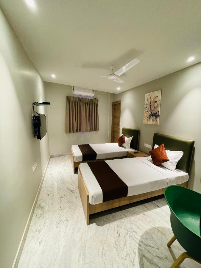 Hotel The Crest Kolkata Exterior photo